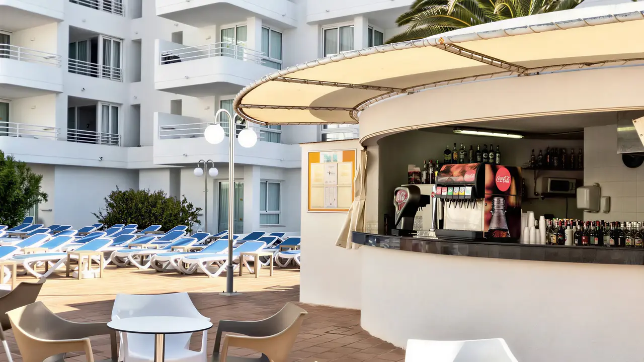 Bar przy basenie w Palia Sa Coma Playa