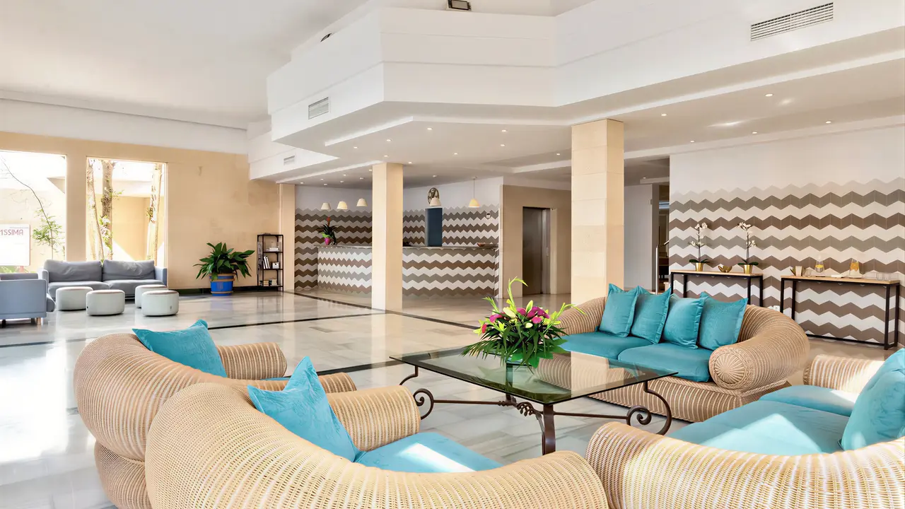Elegancki hol z wypoczynkiem w Palia Sa Coma Playa