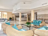 Elegancki hol z wypoczynkiem w Palia Sa Coma Playa