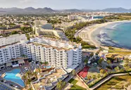 Widok na kompleks Palia Sa Coma Playa przy plaży