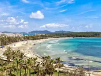 Piaszczysta plaża i morze przy Palia Sa Coma Playa