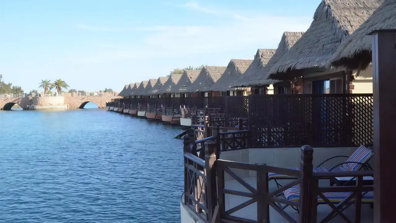 Prywatne tarasy nad wodą w Panorama Bungalows El Gouna