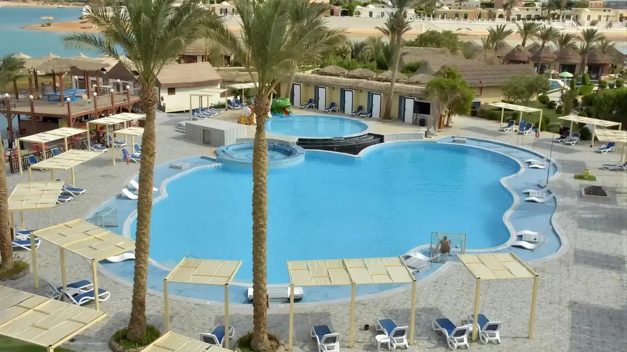 Widok na kompleks basenów w Panorama Bungalows El Gouna