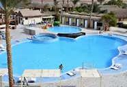 Widok na kompleks basenów w Panorama Bungalows El Gouna