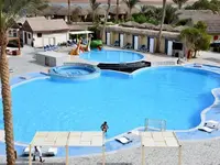 Widok na kompleks basenów w Panorama Bungalows El Gouna