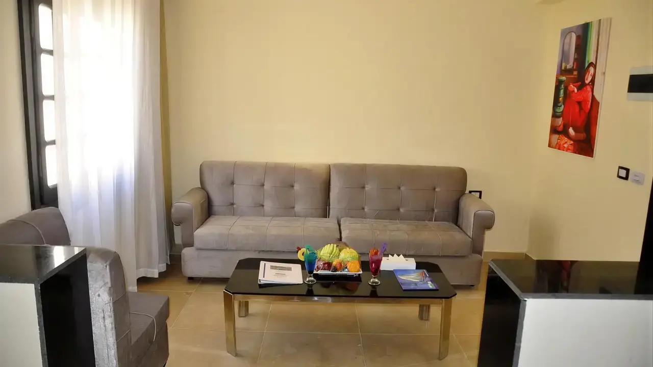 Salon z kanapą w pokoju Panorama Bungalows El Gouna