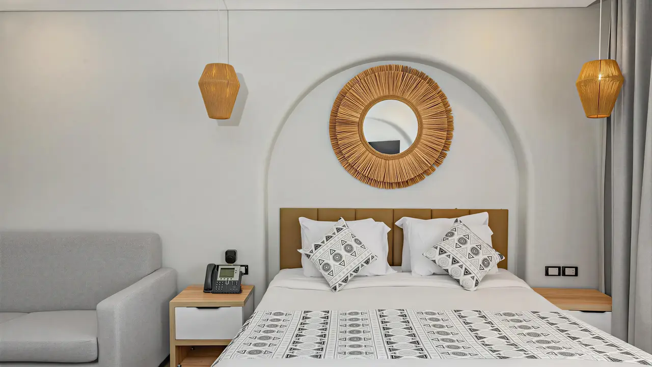 Sypialnia z łóżkiem w hotelu Panorama Bungalows El Gouna