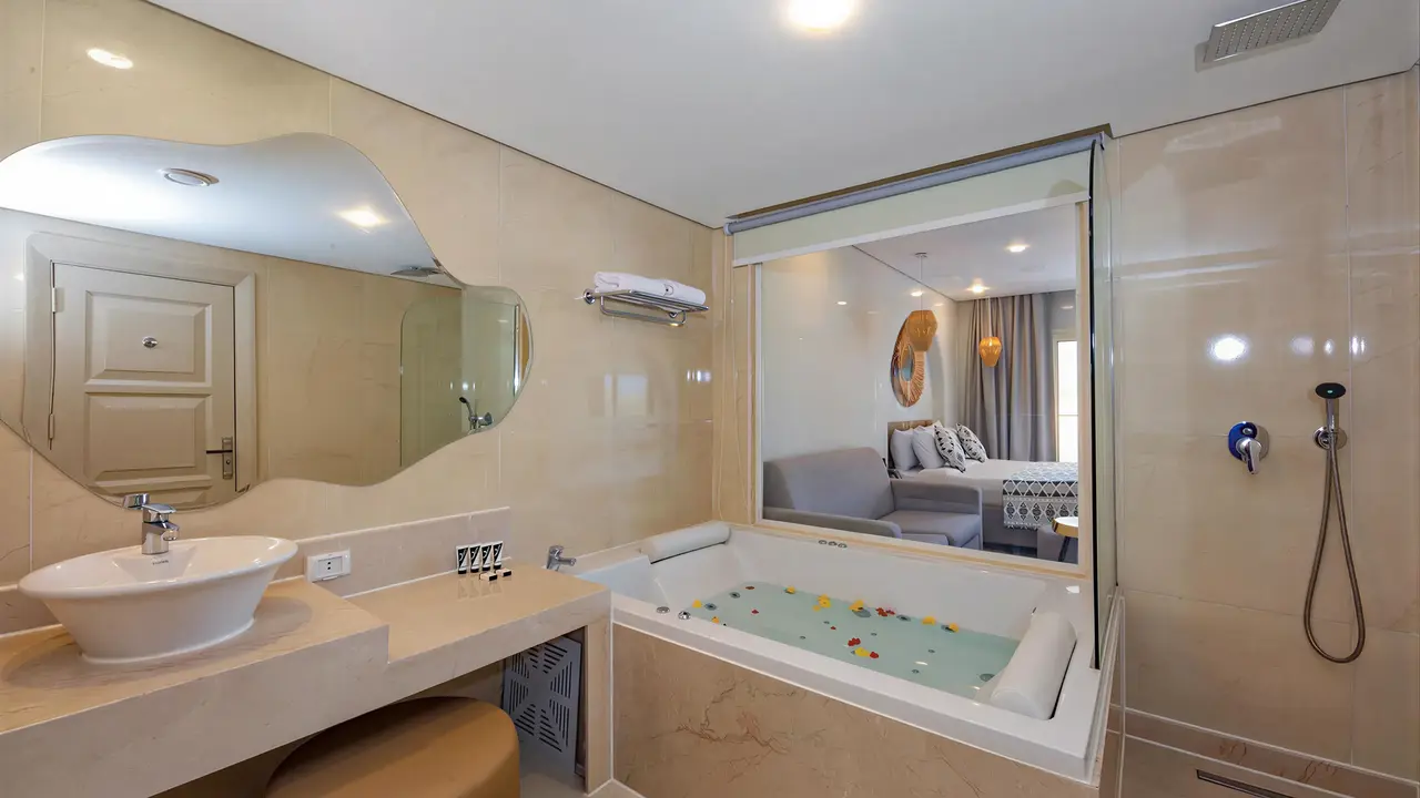 Łazienka z wanną w Panorama Bungalows El Gouna