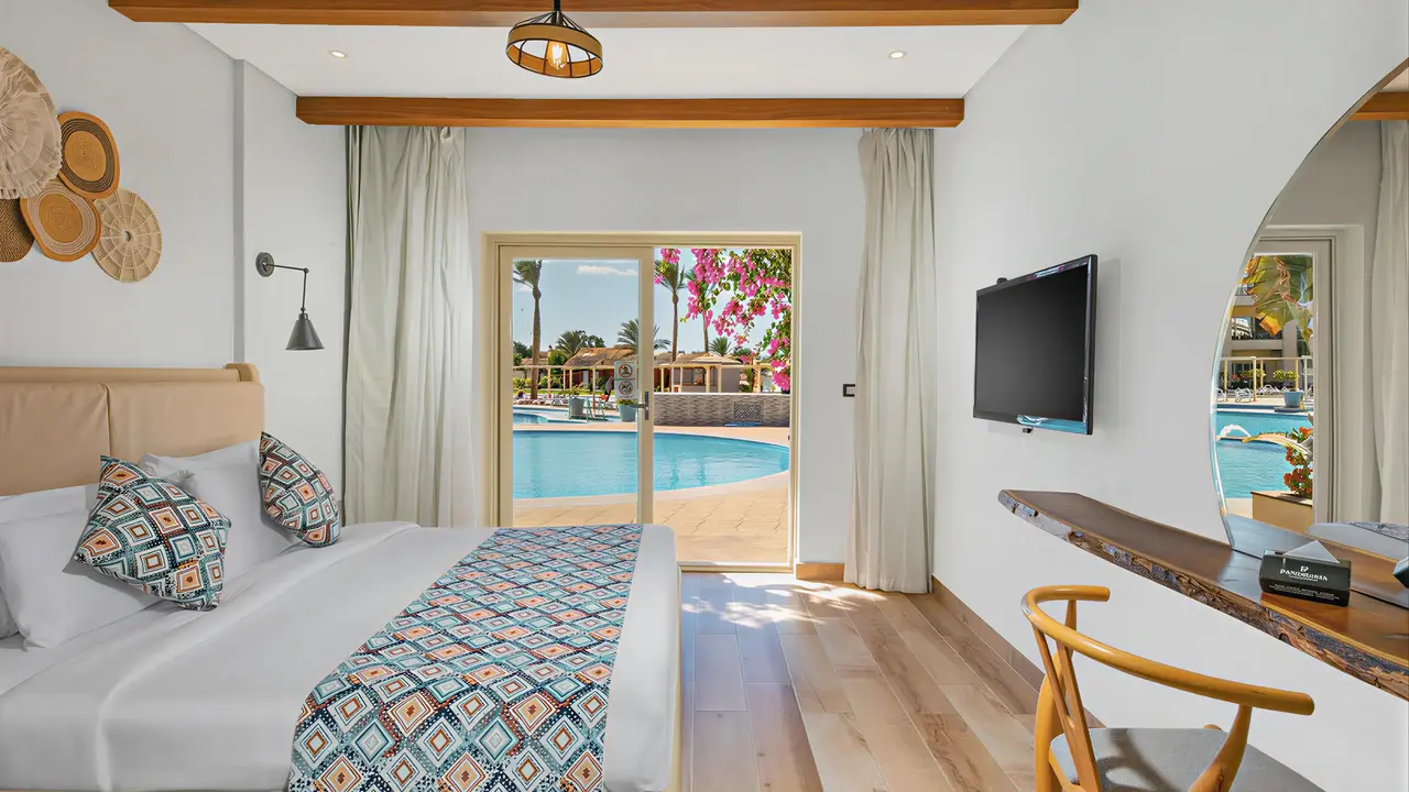 Jasna sypialnia w Panorama Bungalows El Gouna z widokiem na basen