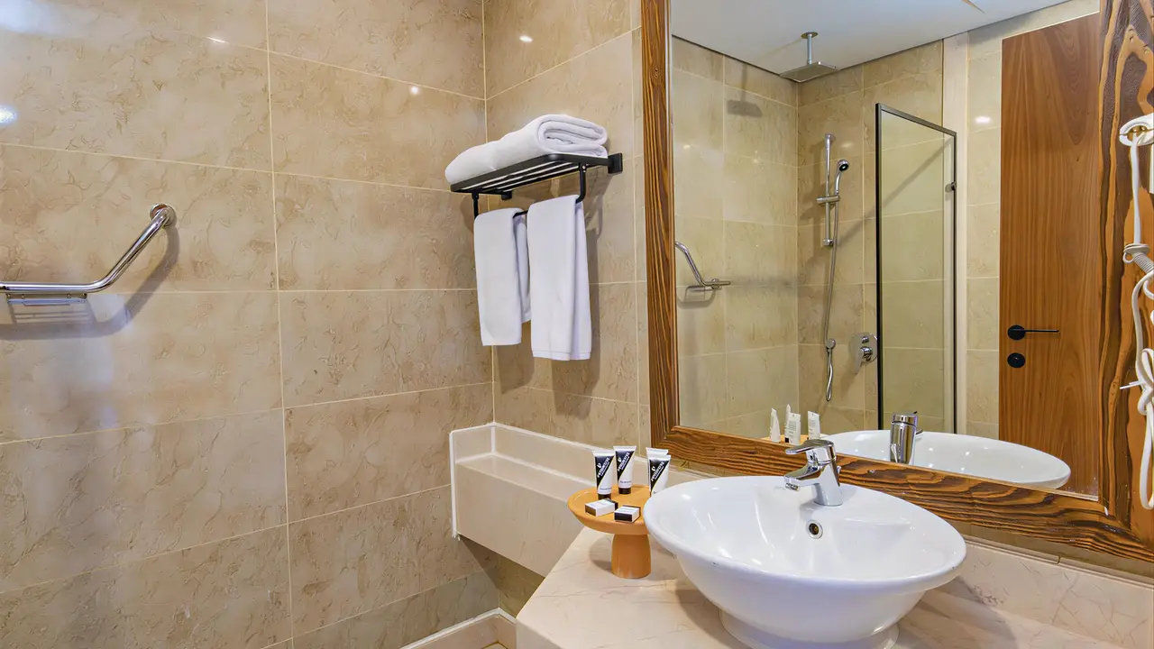 Łazienka w Panorama Bungalows El Gouna z umywalką i ręcznikami