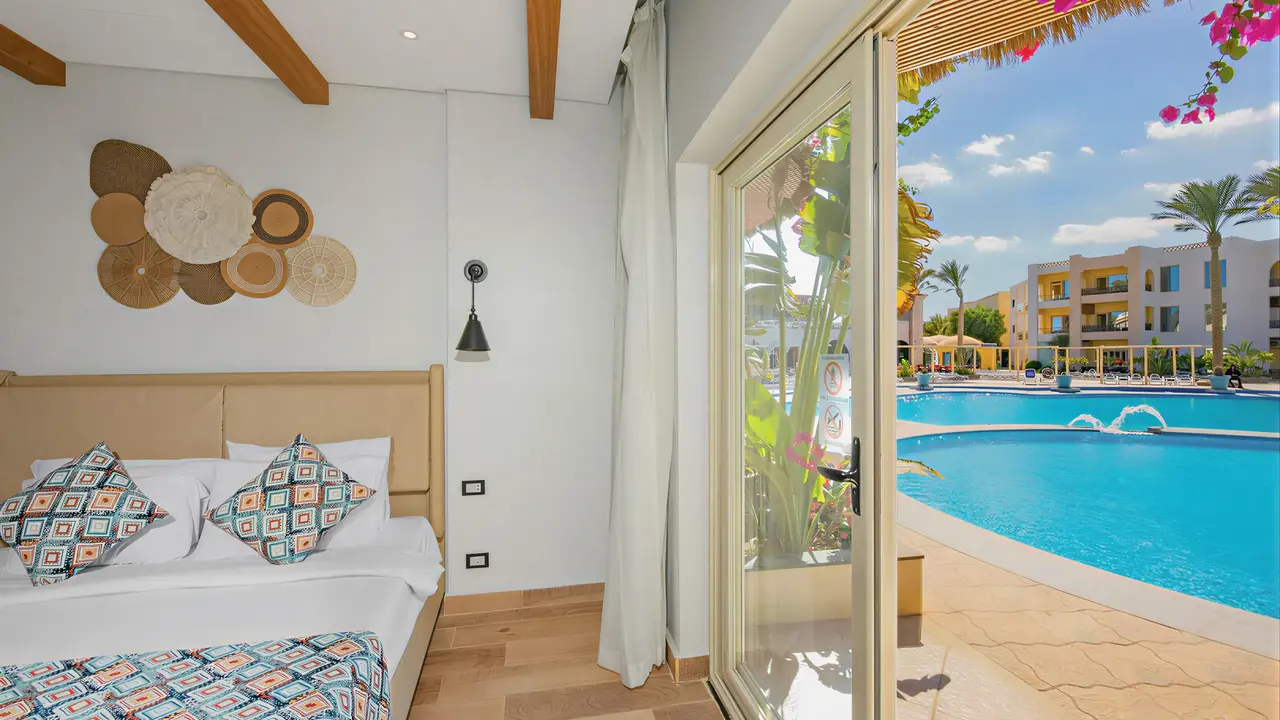 Pokój z widokiem na basen w Panorama Bungalows El Gouna