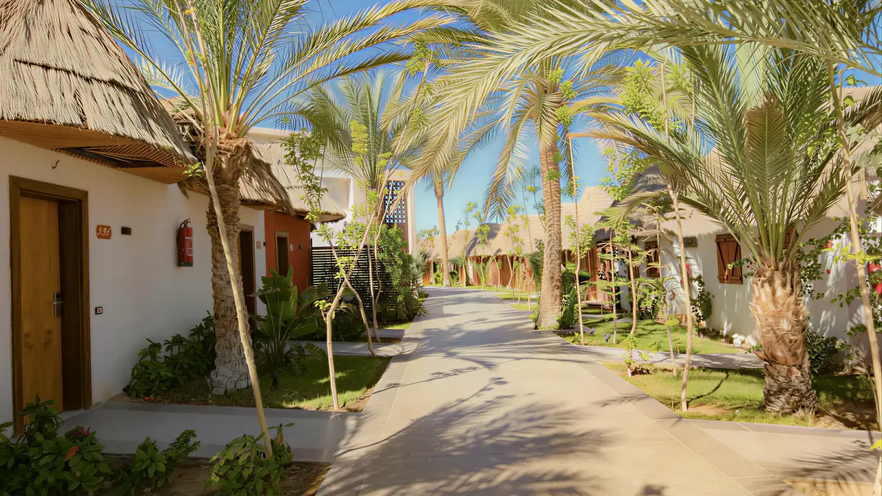 Ścieżka między budynkami w Panorama Bungalows El Gouna