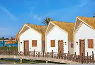 Białe domki z krytymi dachami w Panorama Bungalows El Gouna
