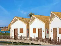 Białe domki z krytymi dachami w Panorama Bungalows El Gouna