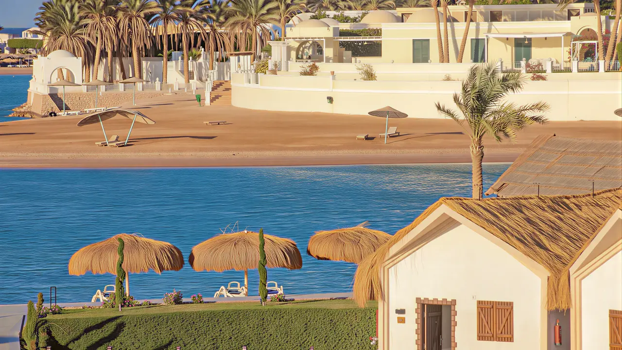 Widok na kompleks budynków Panorama Bungalows El Gouna i plażę