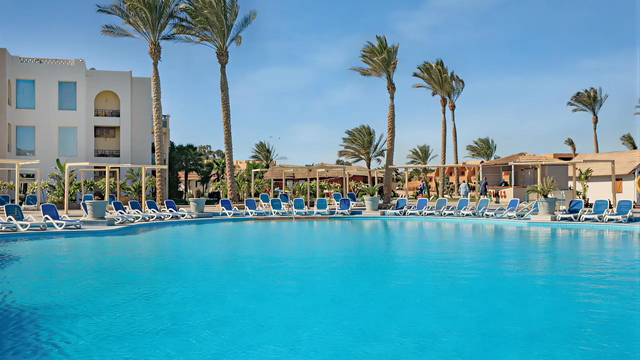 Basen z leżakami w Panorama Bungalows El Gouna