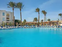 Basen z leżakami w Panorama Bungalows El Gouna