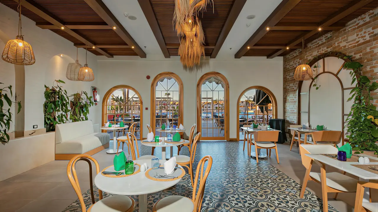 Restauracja w Panorama Bungalows El Gouna z jasnymi stolikami