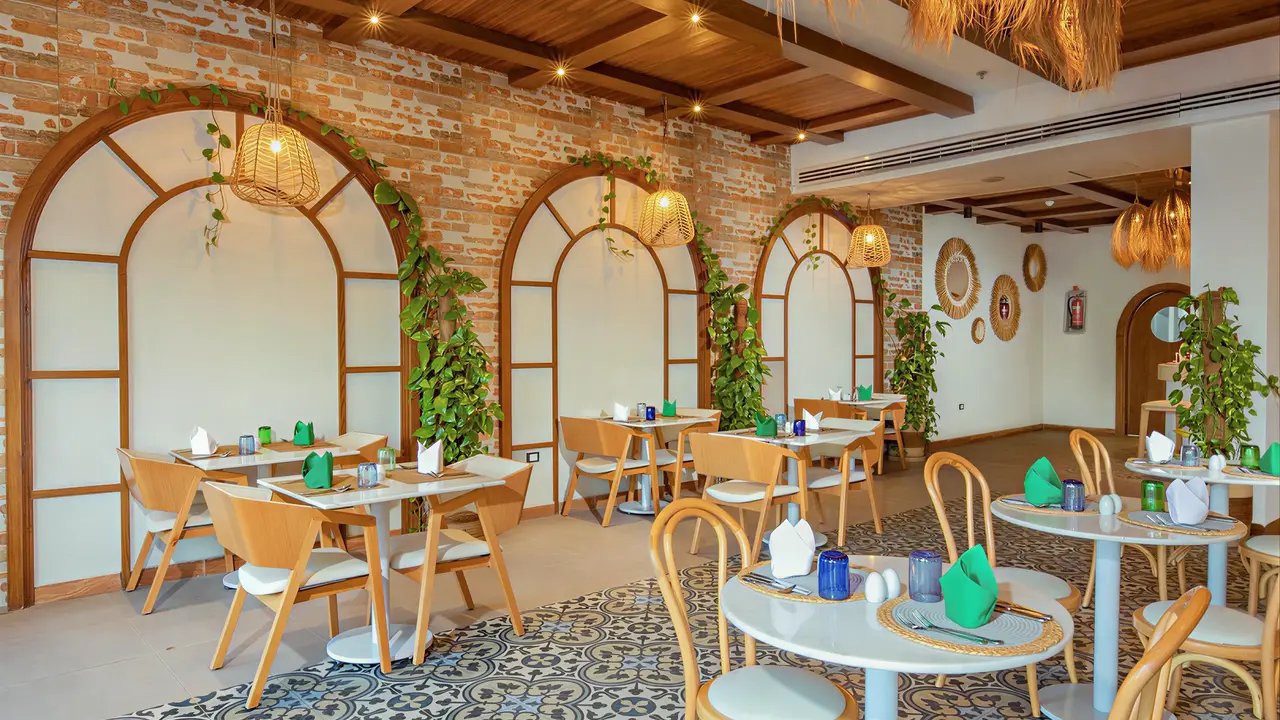Restauracja w Panorama Bungalows El Gouna z drewnianymi meblami