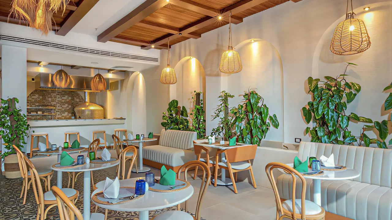 Restauracja w Panorama Bungalows El Gouna z jasnymi stolikami