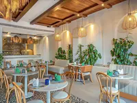 Restauracja w Panorama Bungalows El Gouna z jasnymi stolikami