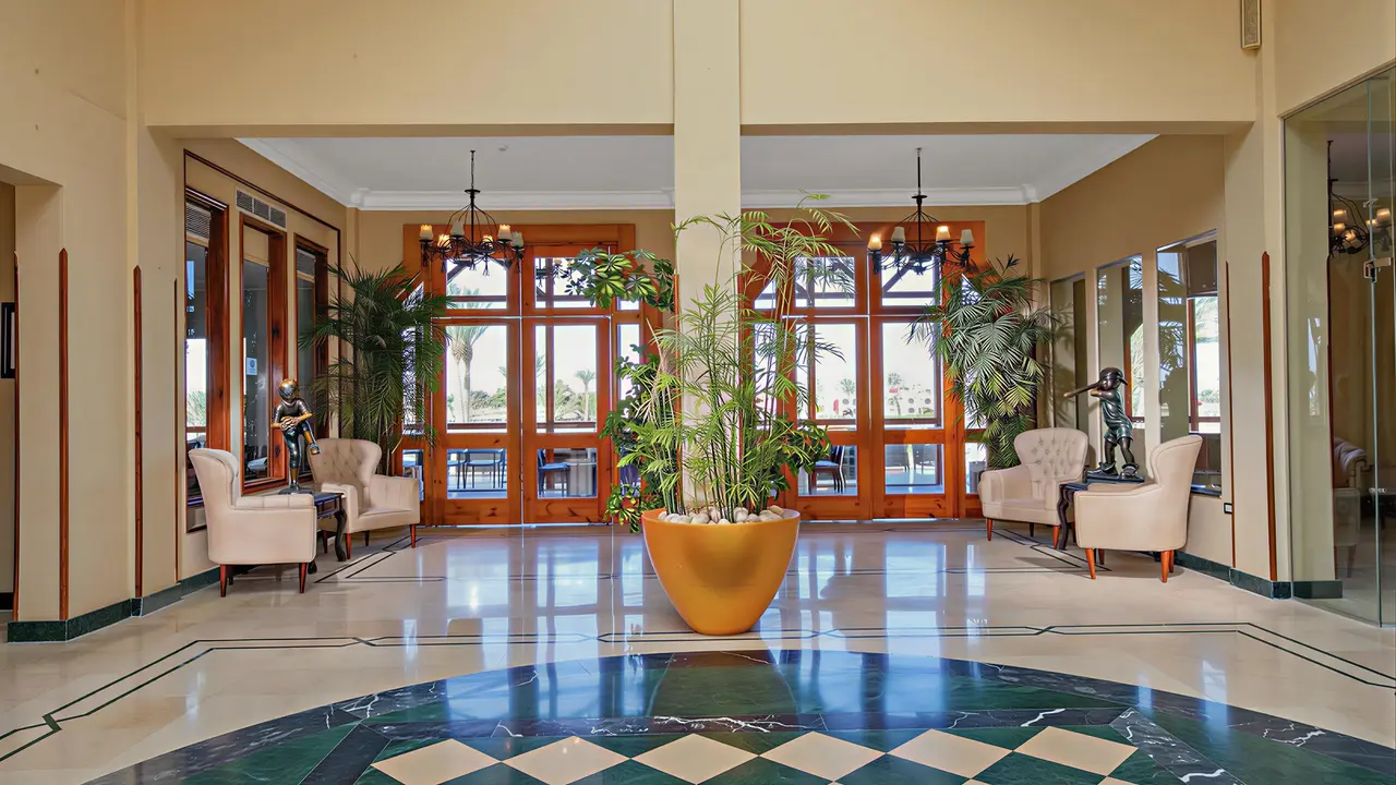 Elegancki hol w Panorama Bungalows El Gouna z roślinami