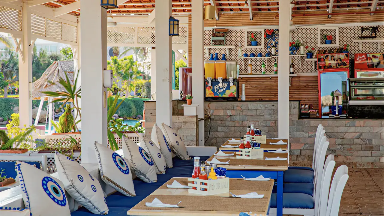 Restauracja w Panorama Bungalows El Gouna z niebieskimi meblami