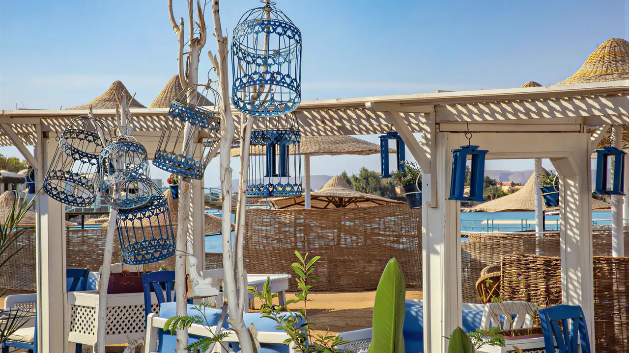Słomiane altany i meble w Panorama Bungalows El Gouna