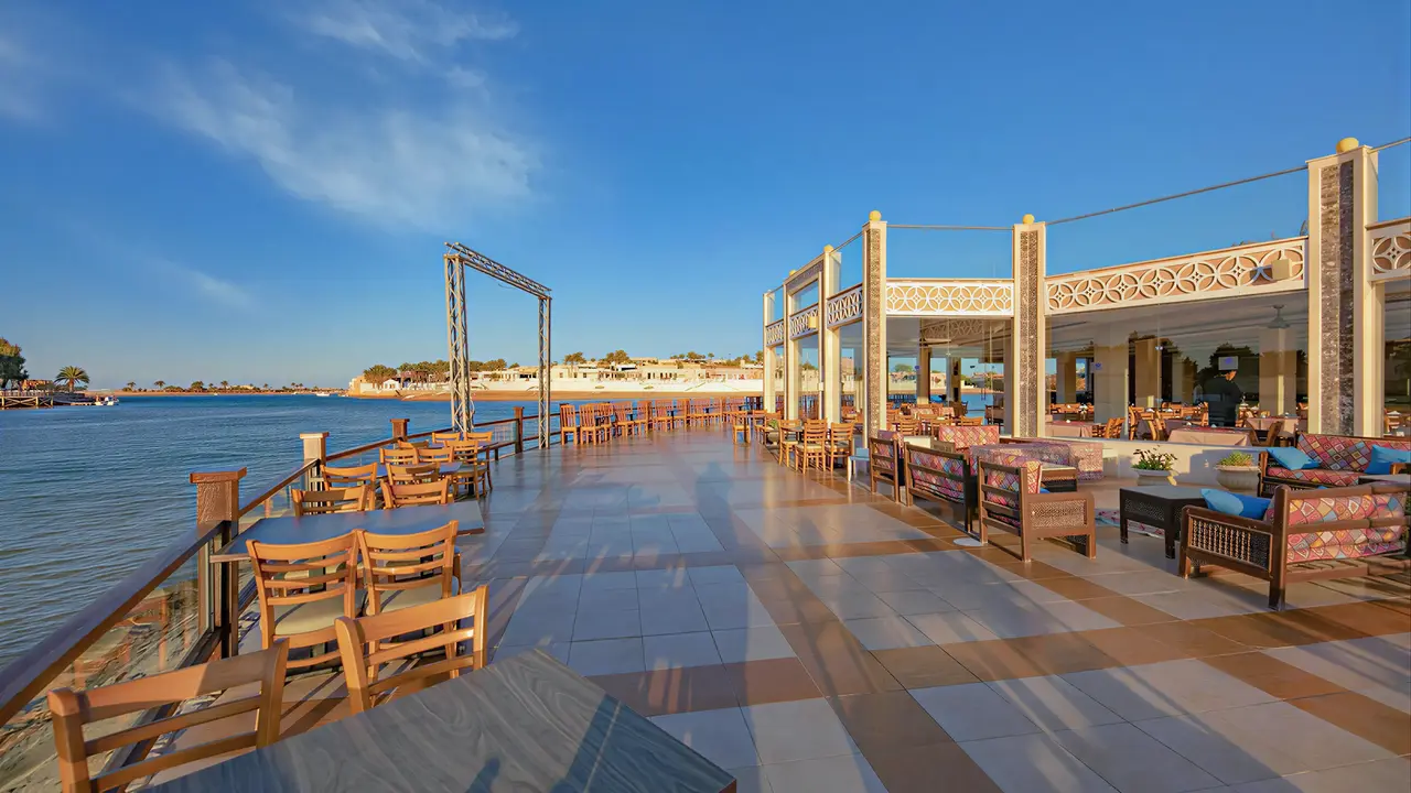 Taras nad brzegiem morza w Panorama Bungalows El Gouna