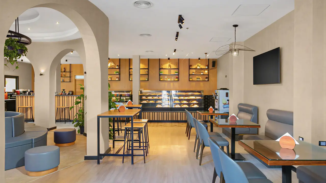 Wnętrze restauracji w Panorama Bungalows El Gouna z wysokimi stołami