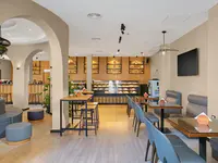Wnętrze restauracji w Panorama Bungalows El Gouna z wysokimi stołami