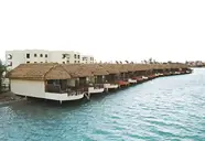 Budynki Panorama Bungalows El Gouna nad brzegiem wody