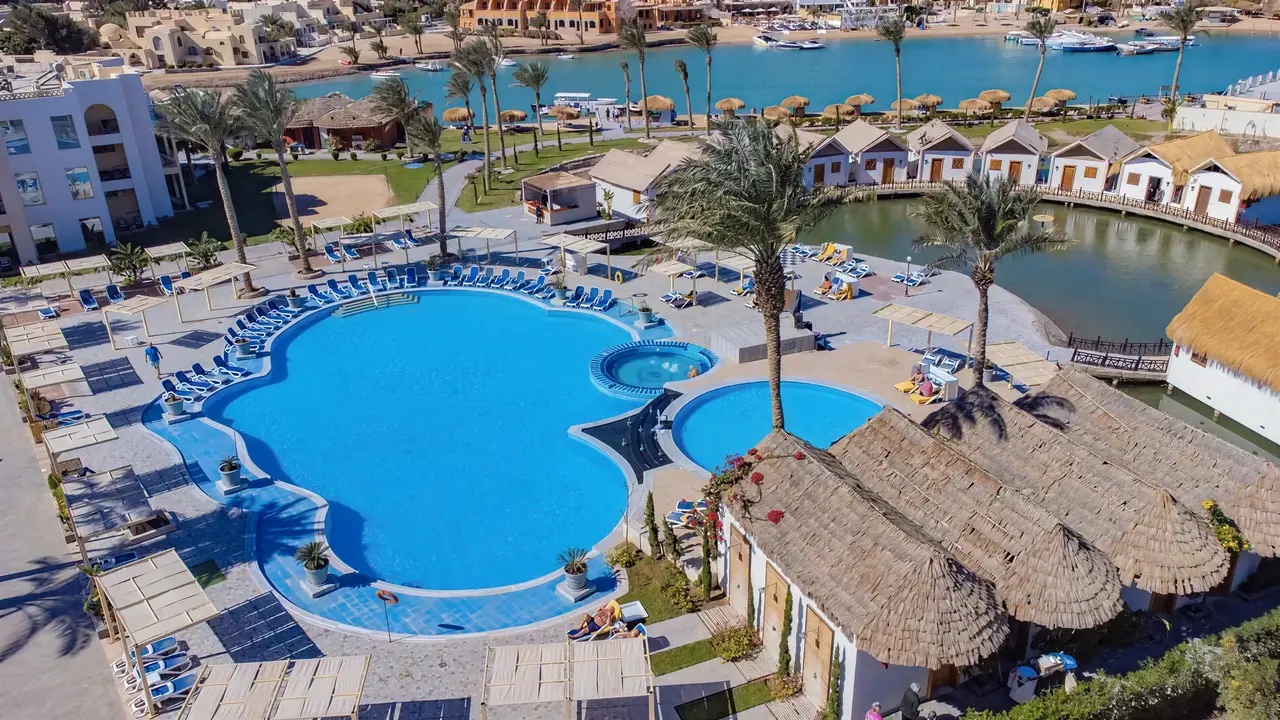 Widok na kompleks basenów w Panorama Bungalows El Gouna