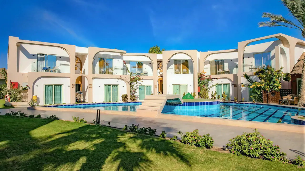 Budynki i basen w kompleksie Panorama Bungalows El Gouna
