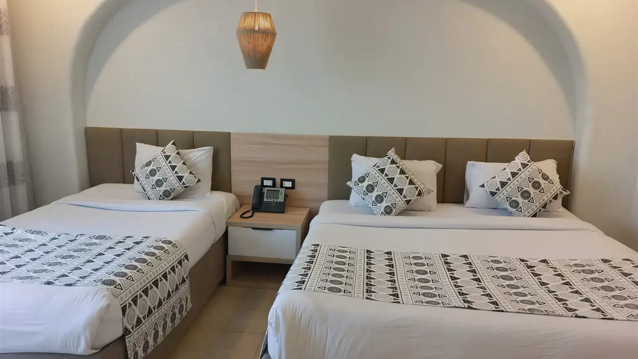 Łóżka w pokoju gościnnym w Panorama Bungalows El Gouna