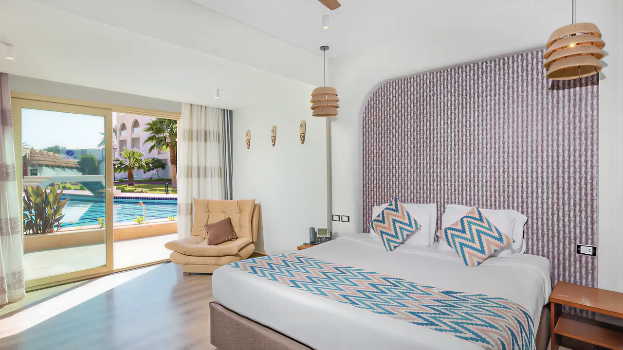 Nowoczesny pokój z łóżkiem w Panorama Bungalows El Gouna