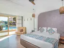 Nowoczesny pokój z łóżkiem w Panorama Bungalows El Gouna