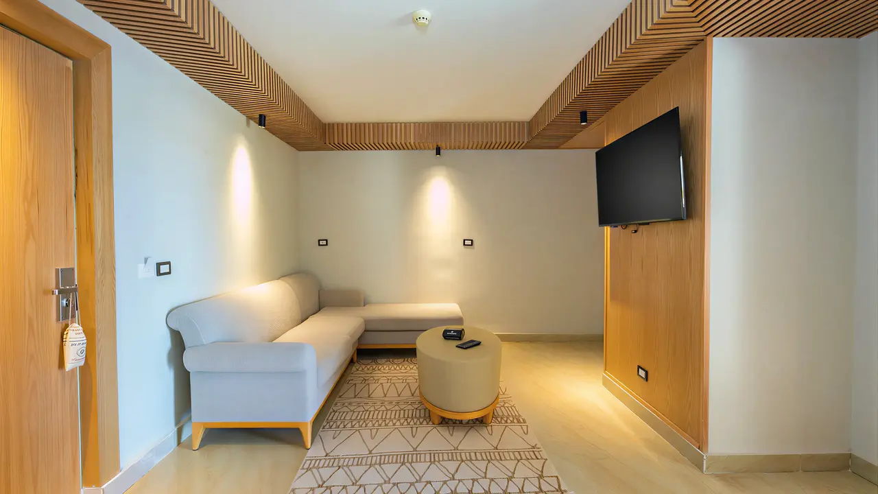 Nowoczesny salon w pokoju hotelowym Panorama Bungalows El Gouna