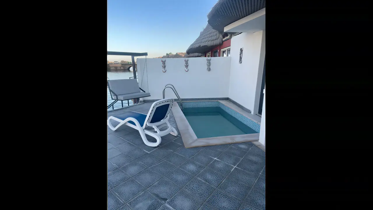 Prywatny basen i leżak w Panorama Bungalows El Gouna