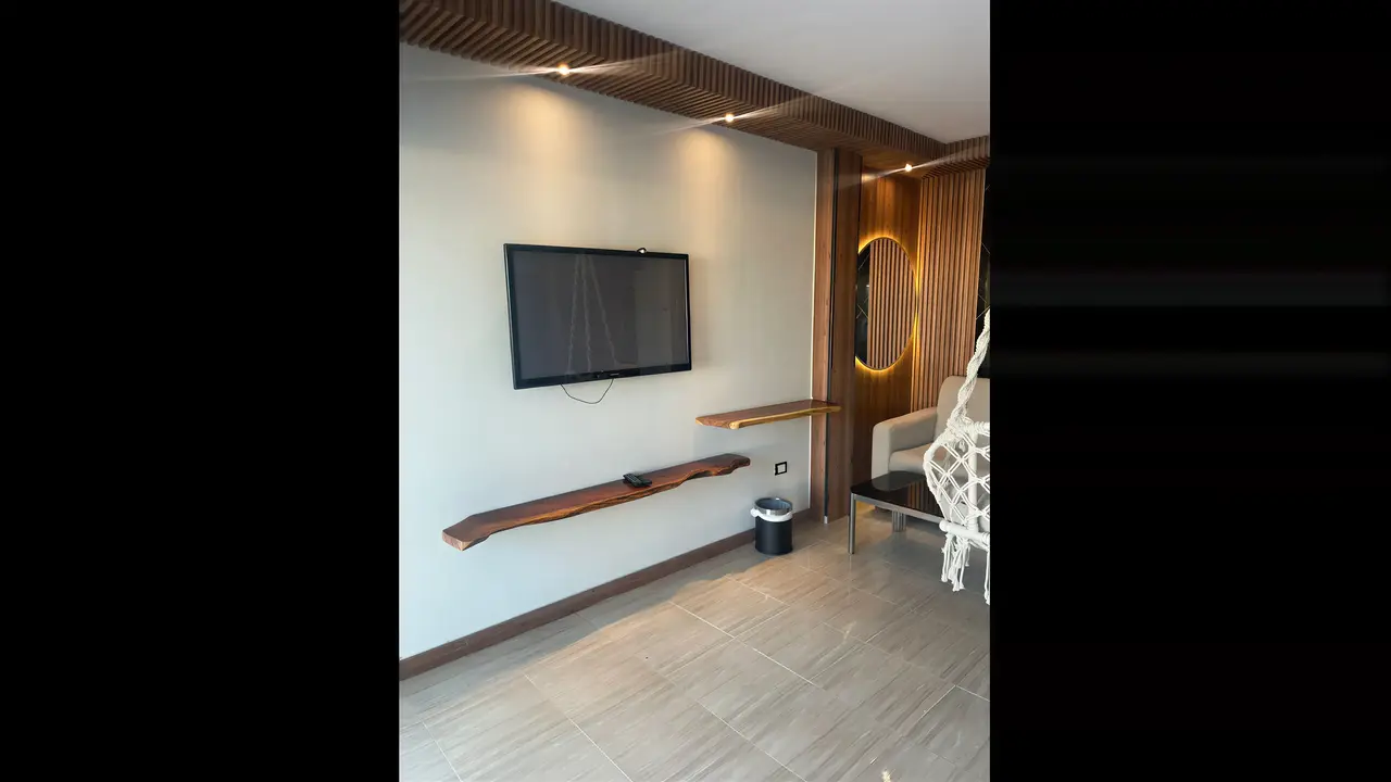 Wnętrze pokoju z telewizorem w Panorama Bungalows El Gouna