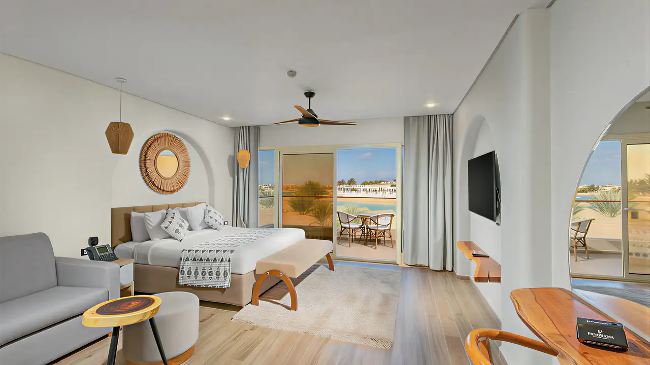 Nowoczesny pokój z łóżkiem w Panorama Bungalows El Gouna
