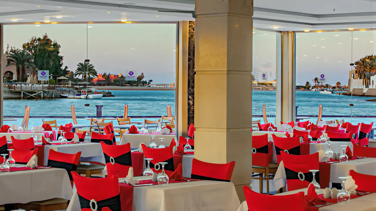 Restauracja w Panorama Bungalows El Gouna z widokiem na wodę