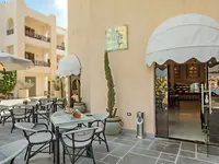 Stolik i krzesła w restauracji Panorama Bungalows El Gouna