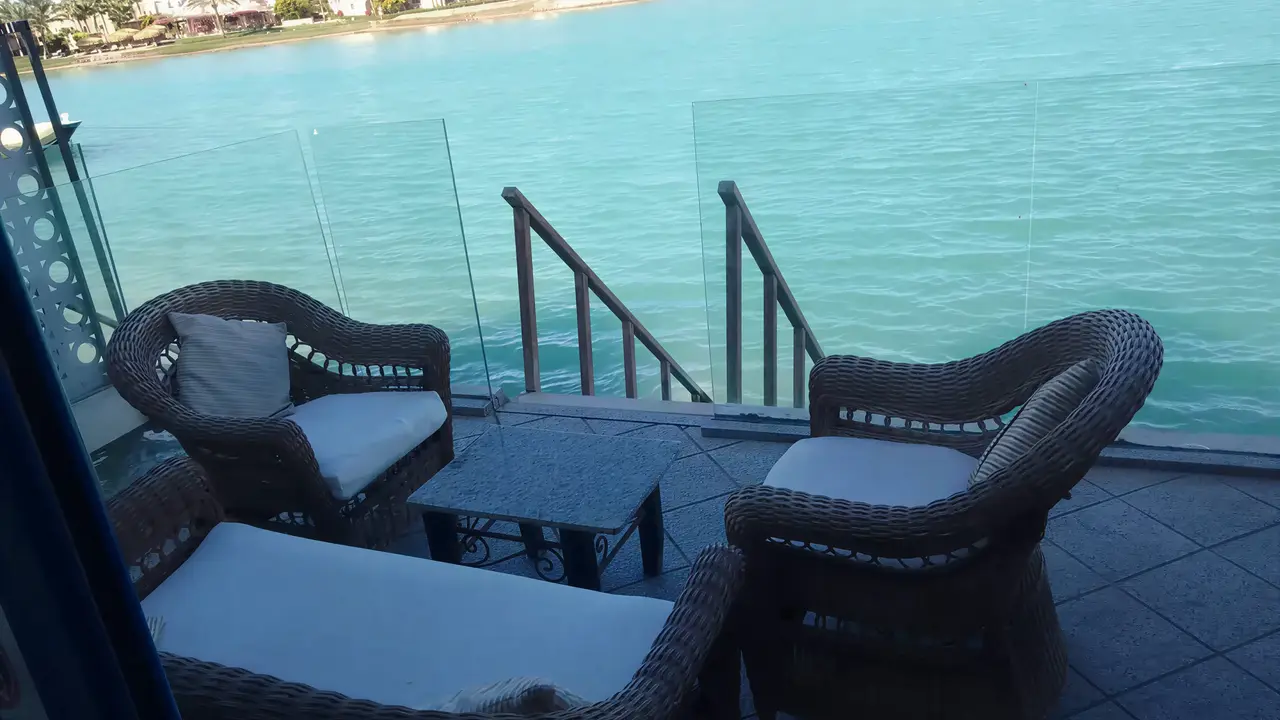 Prywatny taras z widokiem w Panorama Bungalows El Gouna