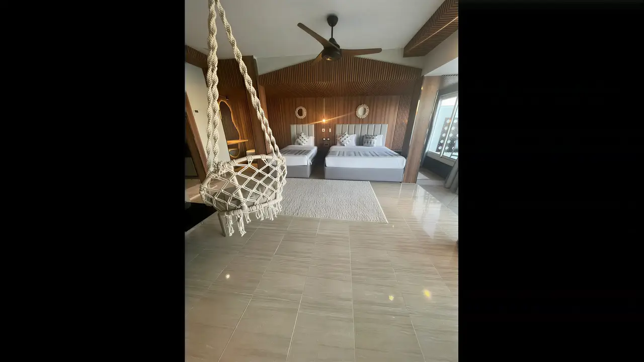 Sypialnia z łóżkami i huśtawką w Panorama Bungalows El Gouna