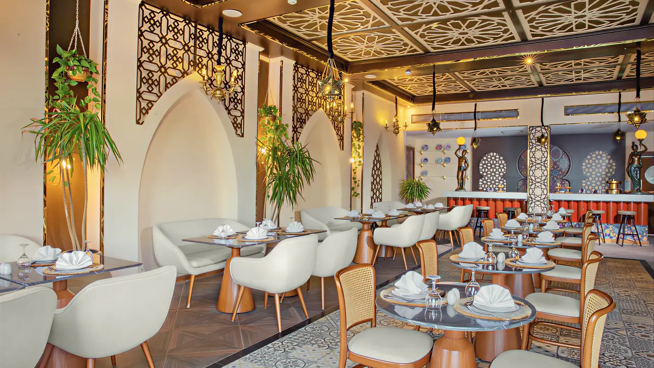 Elegancka restauracja w Panorama Bungalows El Gouna z nakrytymi stołami