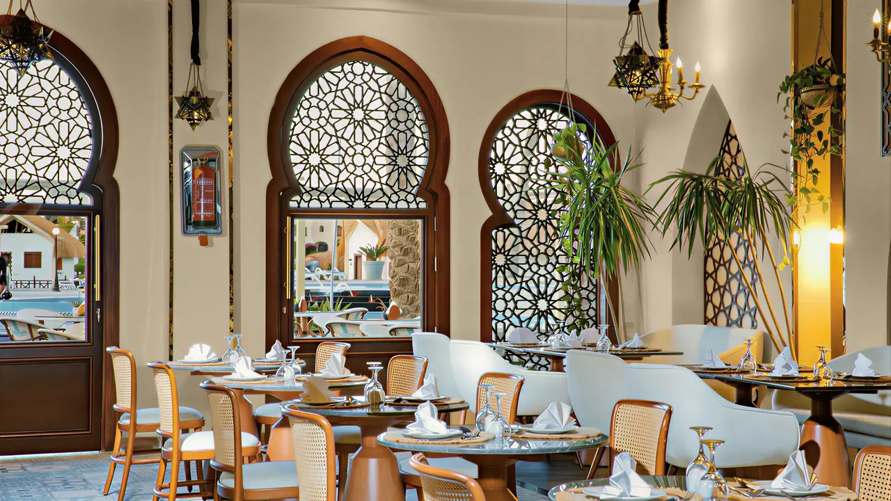 Elegancka restauracja w Panorama Bungalows El Gouna z nakrytymi stołami