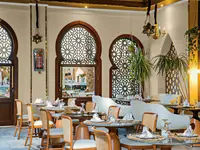 Elegancka restauracja w Panorama Bungalows El Gouna z nakrytymi stołami