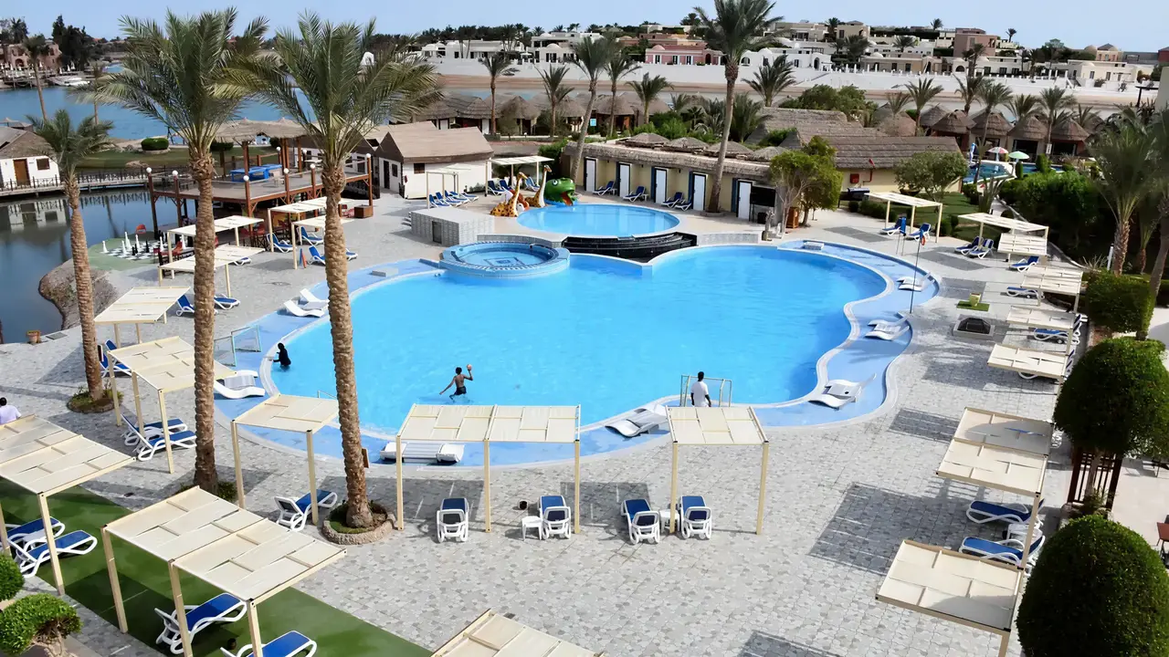 Widok na baseny i kompleks Panorama Bungalows El Gouna