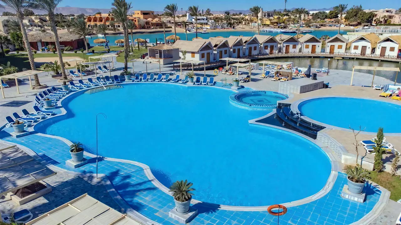 Widok na kompleks basenów w Panorama Bungalows El Gouna